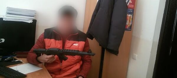 Жених из Таласа показал, из каких автоматов стреляли на его свадьбе. Видео - Sputnik Кыргызстан