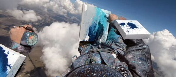 Поразительно! Девушки рисует картины, спрыгивая с парашютом — видео - Sputnik Кыргызстан