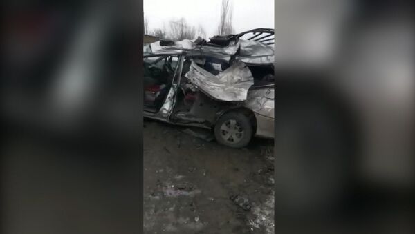 В Оше 3 человека погибли в страшном ДТП — видео аварии с регистратора - Sputnik Кыргызстан