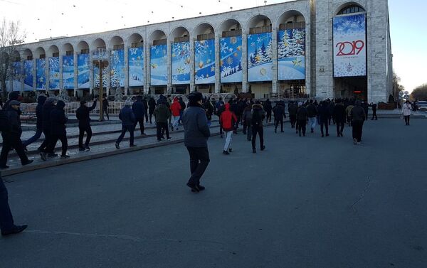 Участники митинга на площади Ала-Тоо в Бишкеке прибыли к зданию Общественной телерадиокорпорации (КТРК). - Sputnik Кыргызстан
