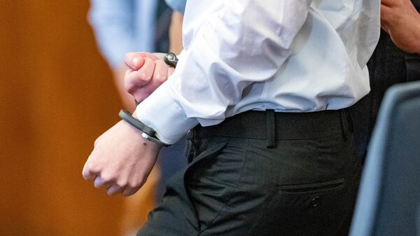 Задержанный в наручниках. Архивное фото - Sputnik Кыргызстан