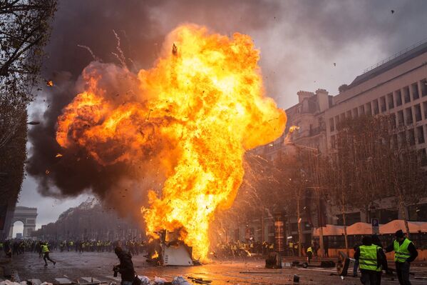 Акция протестов автомобилистов желтые жилеты в Париже - Sputnik Кыргызстан