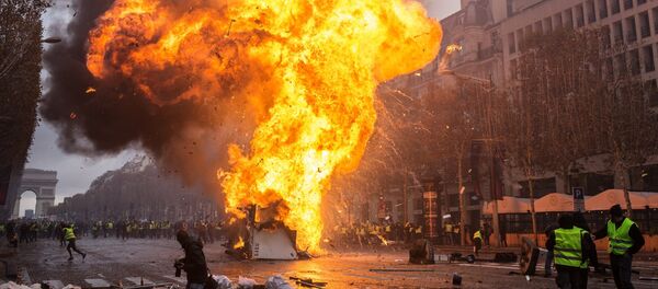 Акция протестов автомобилистов желтые жилеты в Париже - Sputnik Кыргызстан