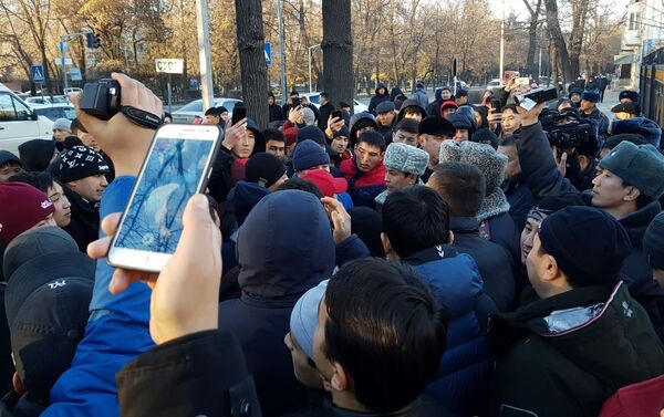 Ранее сообщалось, что примерно 200 человек вышли митинговать на центральную площадь против незаконной миграции китайцев в Кыргызстан. - Sputnik Кыргызстан