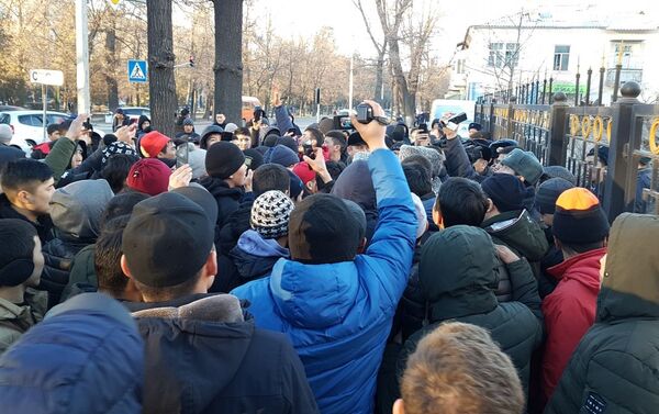 Толпа, состоящая примерно из ста человек, прибыла к зданию КТРК, чтобы обратить на себя внимание прессы и чиновников - Sputnik Кыргызстан