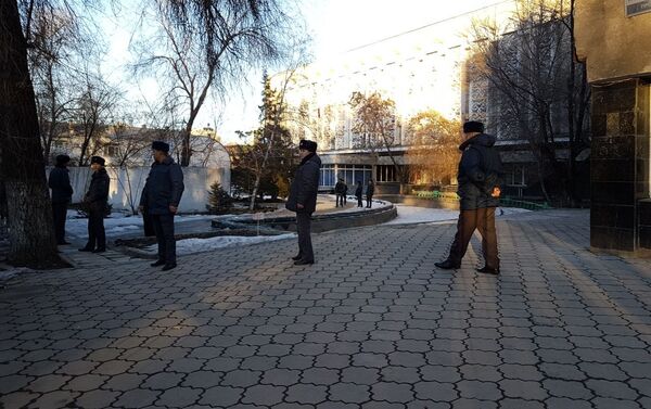 Общественный порядок на месте акции протеста обеспечивали сотрудники Первомайского РУВД столицы. - Sputnik Кыргызстан