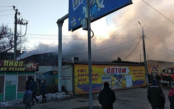 Чүй облусунун Лебединовка айылында дүкөндүн кампасы күйүп жатат - Sputnik Кыргызстан