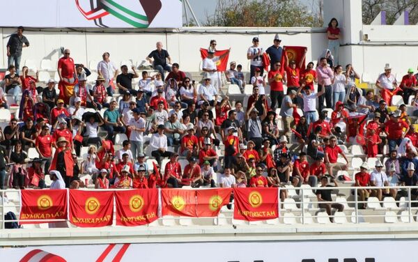 На стадионе кыргызстанских футболистов поддерживало более сотни болельщиков во время матча с китайскими соперниками - Sputnik Кыргызстан