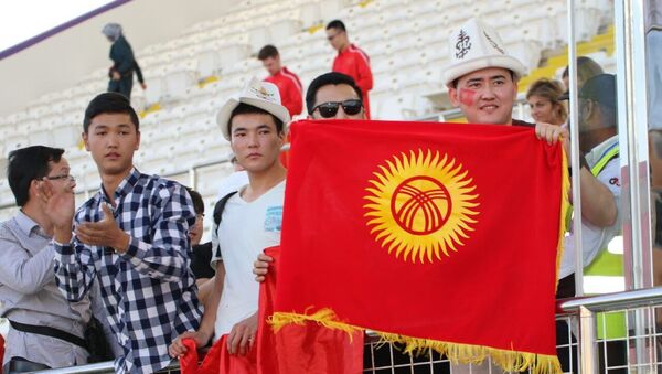 Кытайлык атаандаштары менен оюн өткөрүп жаткан кыргызстандык футболчуларды жүздөн ашуун күйөрман сүрөөнгө алып турду - Sputnik Кыргызстан