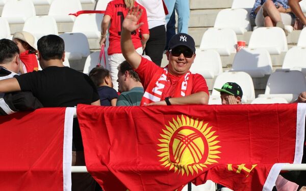 После поражения в первой встрече игроки подошли к трибунам и поблагодарили болельщиков за поддержку аплодисментами. - Sputnik Кыргызстан