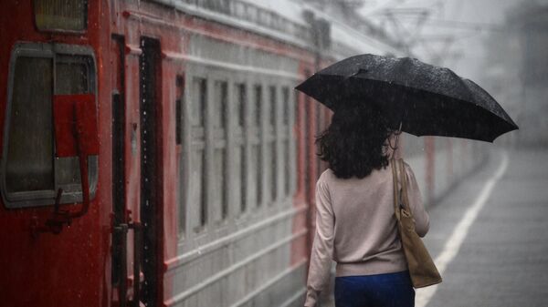 Девушка с зонтом на вокзале. Архивное фото - Sputnik Кыргызстан