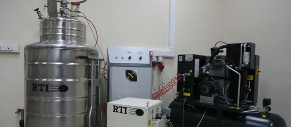 Из России в Кыргызстан завезли оборудование для обезвреживания ртутных отходов и производства жидкого азота Из России в Кыргызстан завезли оборудование для обезвреживания ртутных отходов и производства жидкого азота - Sputnik Кыргызстан