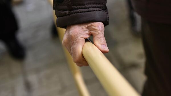 Пожилой человек держится за перила. Архивное фото - Sputnik Кыргызстан