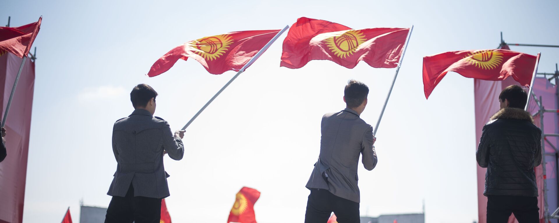 Молодые люди с флагами Кыргызстана на площади Ала-Тоо в Бишкеке. Архивное фото - Sputnik Кыргызстан, 1920, 24.11.2022