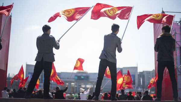 Молодые люди с флагами Кыргызстана на площади Ала-Тоо в Бишкеке. Архивное фото - Sputnik Кыргызстан