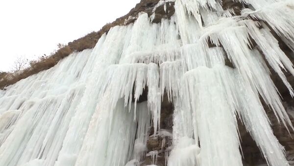 Как в сказке! В Китае замерзли водопады — завораживающее видео - Sputnik Кыргызстан