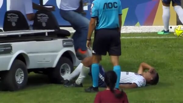 Травмированный футболист ждал помощи врачей, но получил обратное. Видео - Sputnik Кыргызстан