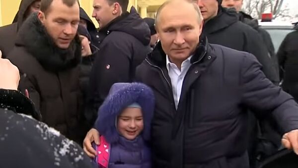 Путин бышактаган кызды кучактап, сооротуп, сүрөткө түшкөн видео - Sputnik Кыргызстан