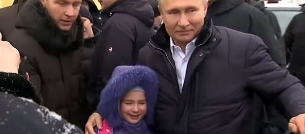 Путин бышактаган кызды кучактап, сооротуп, сүрөткө түшкөн видео - Sputnik Кыргызстан