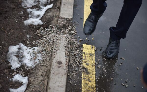 Также глава столицы осмотрел велодорожки на Южной магистрали, и бордюры, где были обнаружены дефекты. - Sputnik Кыргызстан