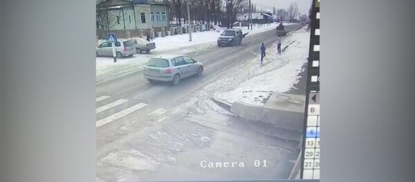В Кой-Таше внедорожник сбил парня и скрылся — видео момента ДТП - Sputnik Кыргызстан