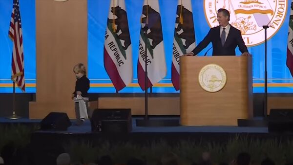 Речь главы Калифорнии на инаугурации сорвал сын с соской во рту. Видео - Sputnik Кыргызстан