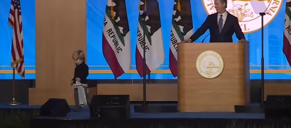 Речь главы Калифорнии на инаугурации сорвал сын с соской во рту. Видео - Sputnik Кыргызстан