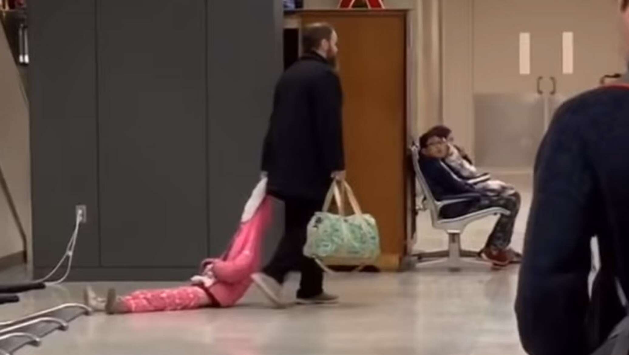 Маленький мальчик тащит папу крокус сити видео. Тащит ребенка за капюшон. Пол в аэропорту. Ребенок тащит папу.