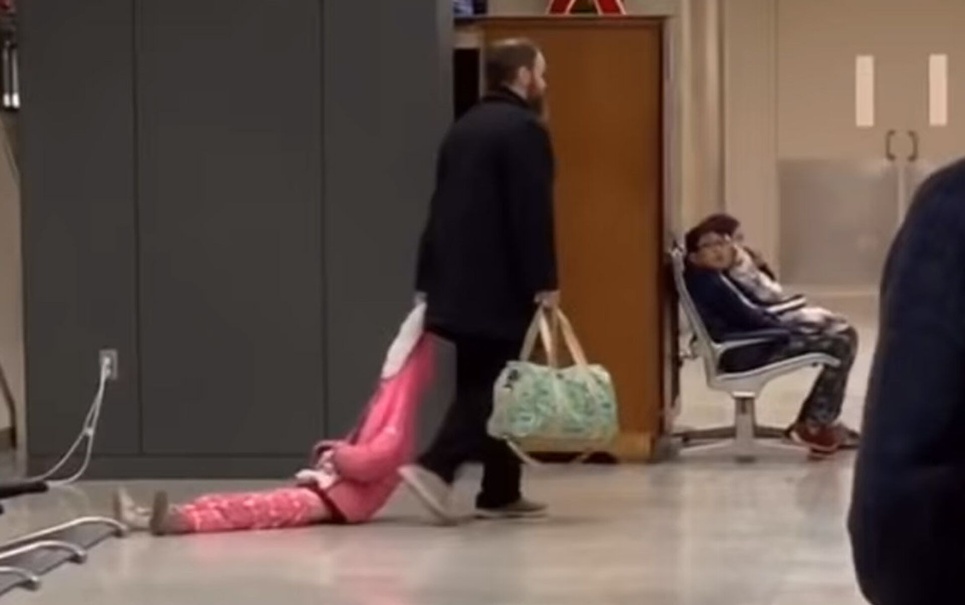 Маленький мальчик тащит папу крокус сити видео. Мама тащит детей в школу по полу. Папа тащит ребенка в школу.