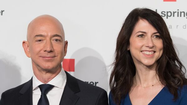 Глава и основатель интернет-компании Amazon Джефф Безос и его жена Маккензи Безос. Архивное фото - Sputnik Кыргызстан