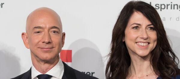 Глава и основатель интернет-компании Amazon Джефф Безос и его жена Маккензи Безос  - Sputnik Кыргызстан