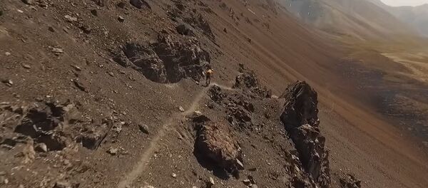 Британские велосипедисты спускались с крутых склонов в Кыргызстане. Видео - Sputnik Кыргызстан