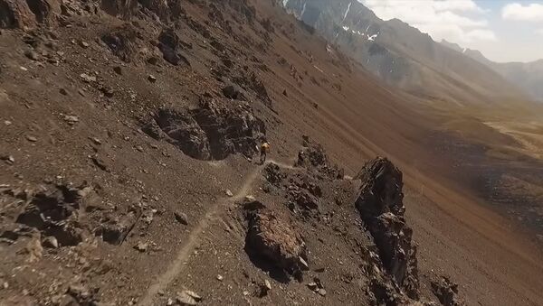 Британские велосипедисты спускались с крутых склонов в Кыргызстане. Видео - Sputnik Кыргызстан