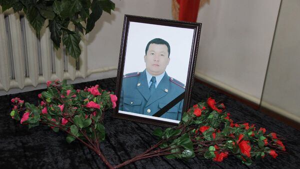 Портрет погибшего в результате автонаезда, сотрудника УВД Нарынской области, подполковника милиции Кунболота Касымалиева - Sputnik Кыргызстан