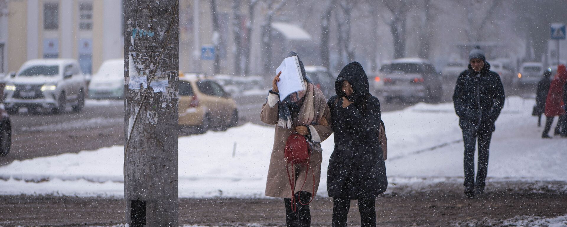 Девушки идут во время обильного снегопада в Бишкеке. Архивное фото - Sputnik Кыргызстан, 1920, 09.02.2022