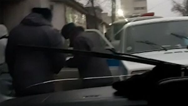 Попались! В Бишкеке снова сняли плюющихся милиционеров — видео - Sputnik Кыргызстан