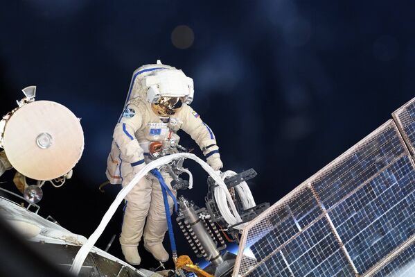 Российский космонавт во время выхода в открытый космос - Sputnik Кыргызстан