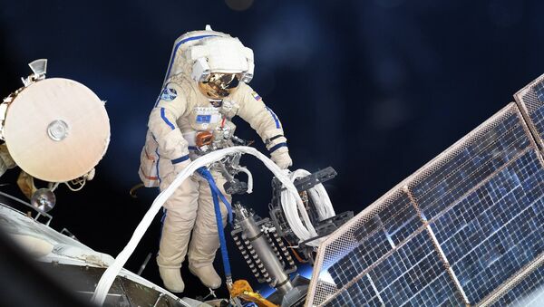 Российский космонавт во время выхода в открытый космос - Sputnik Кыргызстан