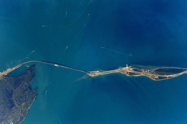 Снимок Крымского моста, сделанный с МКС российским космонавтом Антоном Шкаплеровым - Sputnik Кыргызстан