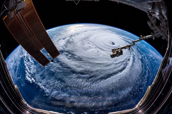 Ураган Флоренс, сфотографированный астронавтом Александром Герстом с МКС - Sputnik Кыргызстан