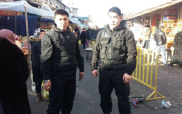 На Ошском рынке в Бишкеке появились сотрудники частного охранного предприятия - Sputnik Кыргызстан