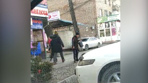В Бишкеке парень ходит с ведром для плевков? Видео из соцсетей - Sputnik Кыргызстан