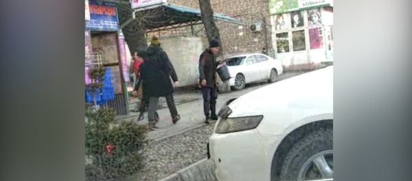 В Бишкеке парень ходит с ведром для плевков? Видео из соцсетей - Sputnik Кыргызстан