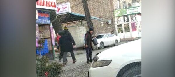 Оңолот деген ушу! Түкүрүү үчүн колуна чака көтөрүп алган жигиттин видеосу - Sputnik Кыргызстан