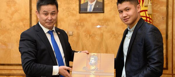 Встреча руководителя аппарата президента КР Досалы Эсеналиева с уроженцем Кыргызстана, полузащитником ЦСКА Ильзатом Ахметовым - Sputnik Кыргызстан