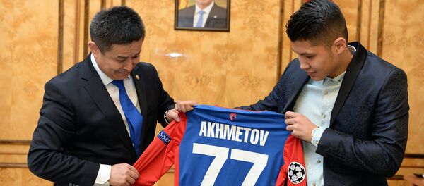 Руководитель аппарата президента КР Досалы Эсеналиев встретился с уроженцем Кыргызстана, полузащитником московского футбольного клуба ЦСКА Ильзатом Ахметовым - Sputnik Кыргызстан