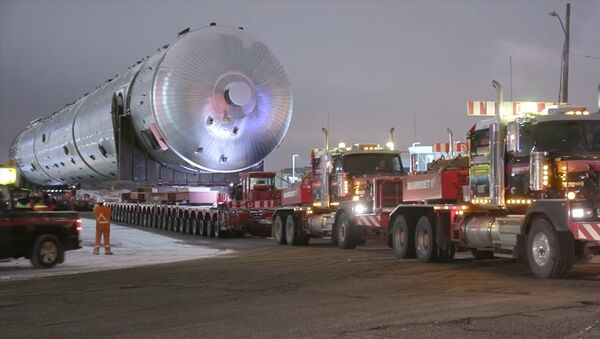 В Канаде перевозили трубу невероятных размеров — впечатляющее видео - Sputnik Кыргызстан