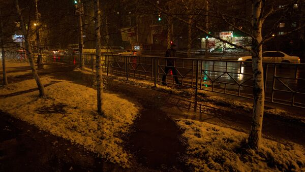 Мужчина идет по улице во время осадков. Архивное фото - Sputnik Кыргызстан