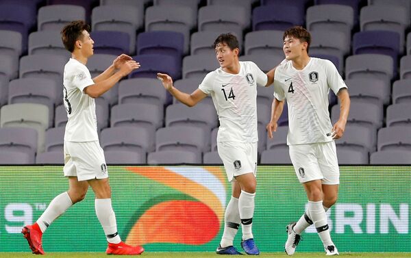 В первой игре группового этапа сборная Кыргызстана уступила команде Китая со счетом 2:1, а корейцы были сильнее филиппинцев (1:0). - Sputnik Кыргызстан