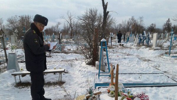 Сотрудник милиции на месте погрома на православном кладбище в Ананьево - Sputnik Кыргызстан